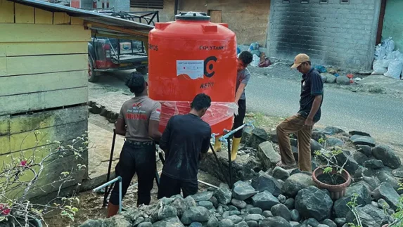 Brimob Polda Sumut Tuntaskan Sumur Bor dan Distribusi Air Bersih bagi Warga Hutabalang Pascabencana