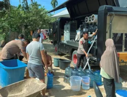 Brimob Polda Sumut Turun Tangan Pulihkan Rumah dan Fasilitas Ibadah di Batang Toru