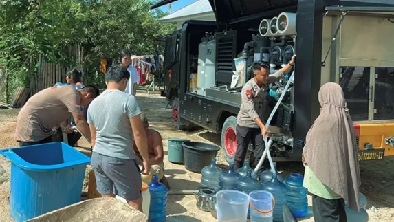 Brimob Polda Sumut Turun Tangan Pulihkan Rumah dan Fasilitas Ibadah di Batang Toru