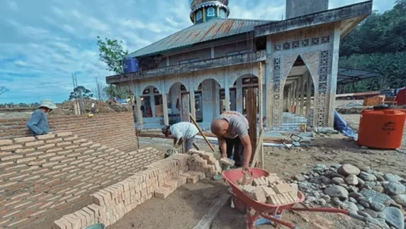 Brimob Poldasu Terus Bergerak Pulihkan Kehidupan Warga Pascabencana di Batang Toru
