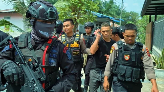 Satuan Brimob Polda Sumut dan Badan Narkotika Nasional (BNN) Provinsi Sumatera Utara (Sumut) menggerebek kampung narkoba di