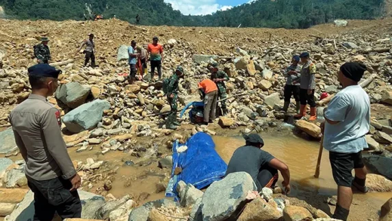 Brimob Sumut Berpacu Dengan Waktu, Evakuasi Korban Terus Berjalan