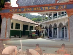 Brimob Sumut Bersihkan Tempat Wudu Masjid Al Jihad Pascabencana di Tapsel