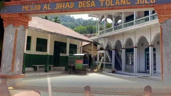 Brimob Sumut Bersihkan Tempat Wudu Masjid Al Jihad Pascabencana di Tapsel