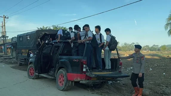Brimob Sumut Hadir Mengantar Masa Depan Anak-Anak Garoga