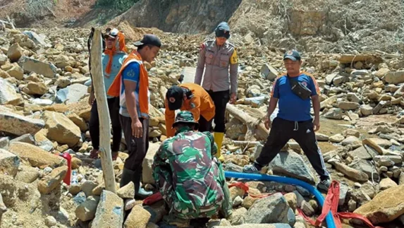 Brimob Sumut Hadir Sejak Pencarian hingga Pemulihan Warga di Tapteng