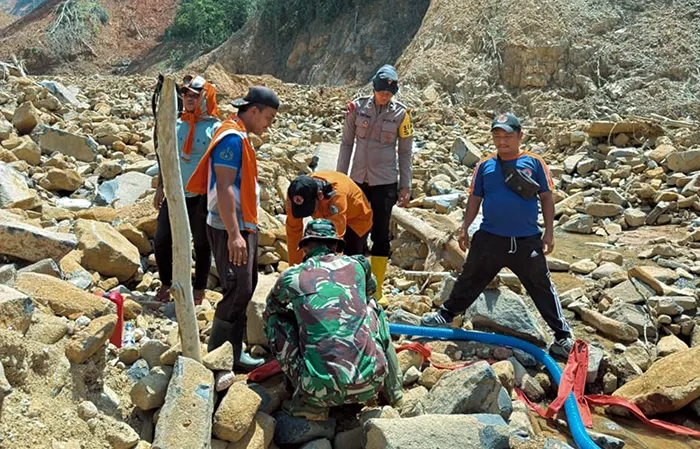 Brimob Sumut Hadir Sejak Pencarian hingga Pemulihan Warga di Tapteng