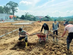 Brimob Sumut Turun Langsung Bantu Pembangunan Hunian Sementara Warga Sipirok Pascabencana