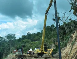 Brimob dan Polsek Sipirok Kawal Perbaikan Jalan Longsor Demi Keselamatan Pengguna Jalan