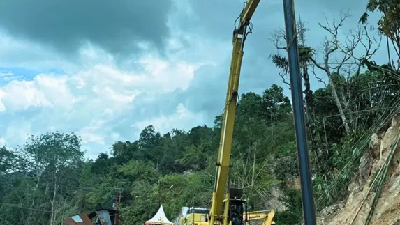 Brimob dan Polsek Sipirok Kawal Perbaikan Jalan Longsor