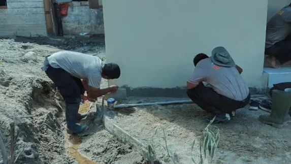 Brimob dan Warga Gotong Royong Bangun MCK Untuk Korban Banjir Tolang Julu