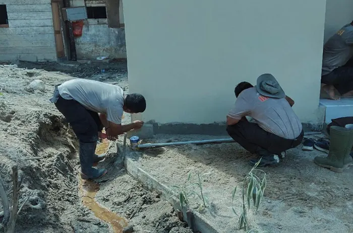 Brimob dan Warga Gotong Royong Bangun MCK Untuk Korban Banjir Tolang Julu