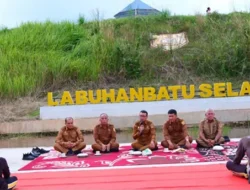Bupati Labusel Duduk Ngopi Tanpa Sekat Bersama Pejuang Kebersihan Daerah