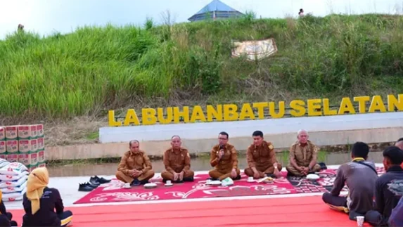 Bupati Labusel Duduk Ngopi Tanpa Sekat Bersama Pejuang Kebersihan Daerah