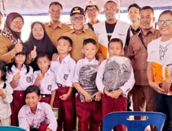 Bupati Tapteng Beri Bantuan Peralatan Sekolah di Sekolah Darurat di Posko Pengungsian Kebun Pisang