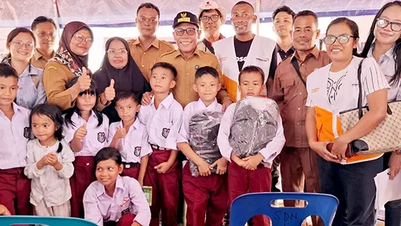 Bupati Tapteng Beri Bantuan Peralatan Sekolah di Sekolah Darurat di Posko Pengungsian Kebun Pisang