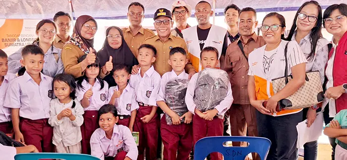 Bupati Tapteng Beri Bantuan Peralatan Sekolah di Sekolah Darurat di Posko Pengungsian Kebun Pisang