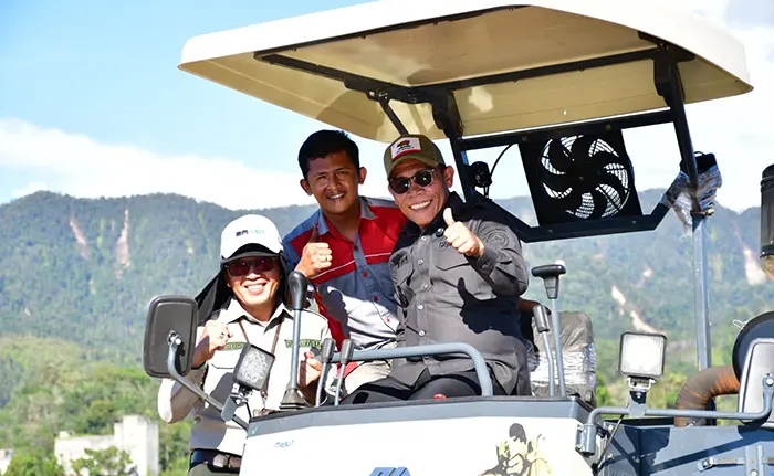 Bupati Tapteng Turun Langsung Tinjau Normalisasi Sungai dan Sawah Pascabanjir Bandang