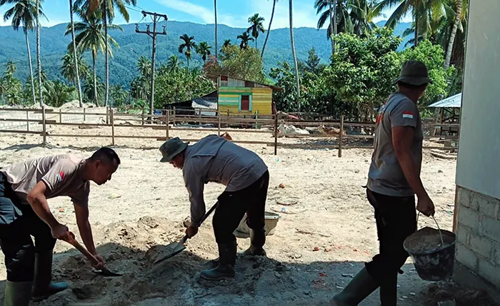 Dari Puing Banjir ke Hunian Sementara: Brimob dan Warga Bangun Rumah Swadaya di Tolang Julu