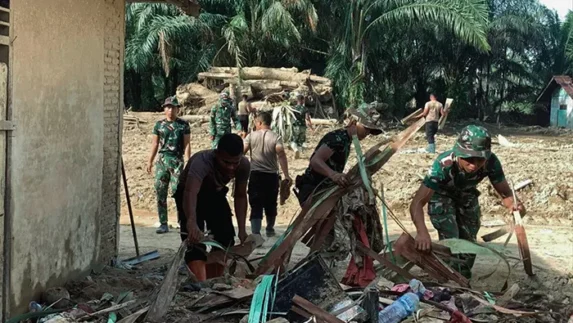 Dari Rumah Warga Hingga Masjid, Sinergi Brimob Sumut Bergerak Bantu Korban Bencana