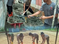 Di Tengah Lumpur dan Puing, Brimob-TNI/Polri Hadir Bangkitkan Harapan Warga Batang Toru