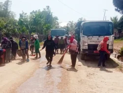 Dinas LH, Damkar, BPBD dan Dinas PUPR Tapteng Kolaborasi Siram Jalan Berdebu