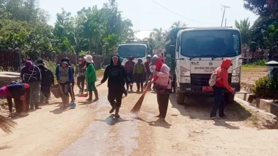Dinas LH, Damkar, BPBD dan Dinas PUPR Tapteng Kolaborasi Siram Jalan Berdebu