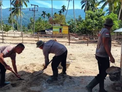 Gotong Royong Brimob dan Warga Bangun Rumah Swadaya Pascabanjir di Tolang Julu