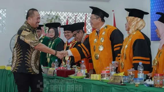 Hadiri Wisuda XXXV UNA, Bupati Baharuddin Tekankan Peningkatan Kualitas Generasi Muda