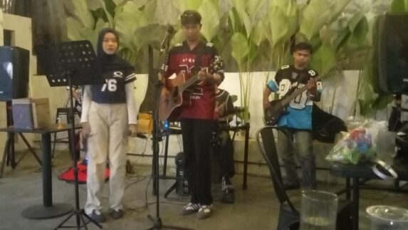Band Teraswara Tampil Energik Gelar Donasi Peduli Bencana Dalam Sambut Tahun Baru 2026