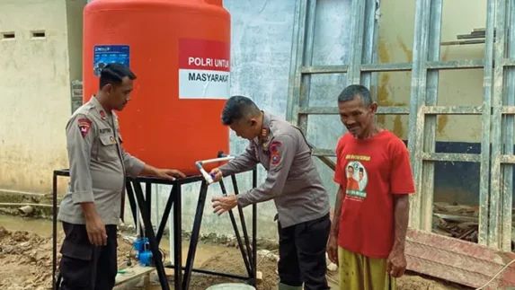 Jawab Krisis Air Pascabencana, Brimob Bangun Sumur Bor dan Salurkan Air Bersih di Tapteng