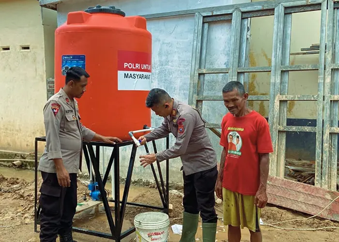 Jawab Krisis Air Pascabencana, Brimob Bangun Sumur Bor dan Salurkan Air Bersih di Tapteng