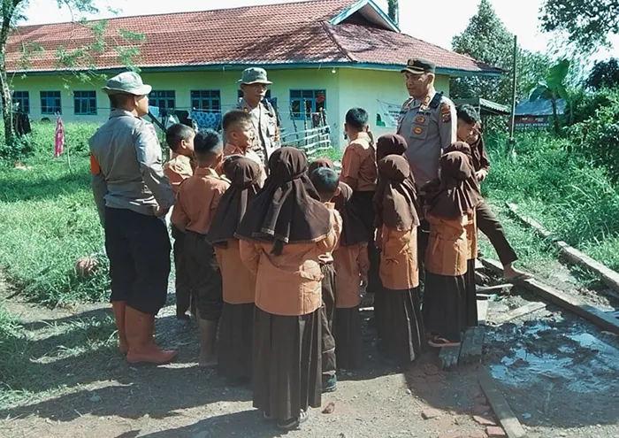 Kunjungan Humanis Polri ke Madrasah Sipirok Cek Fasilitas Pengungsian