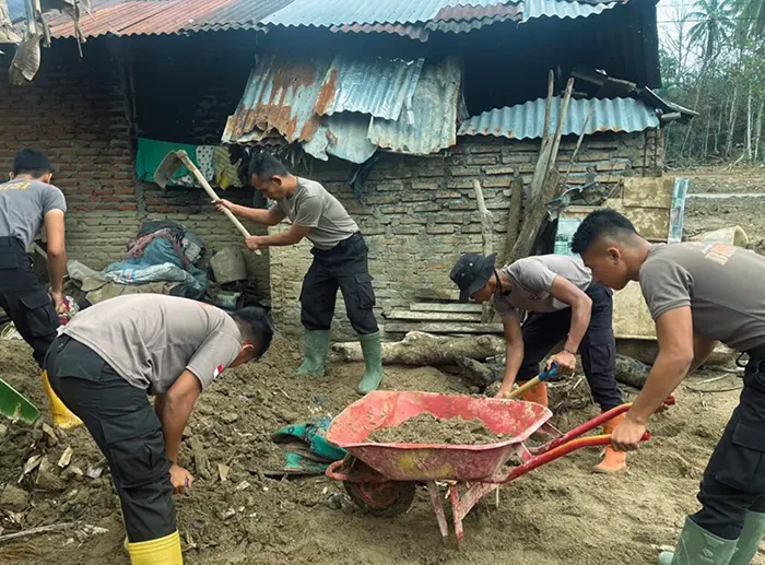 Langkah Pemulihan Berlanjut, Brimob Sumut Dampingi Warga Aek Ngadol