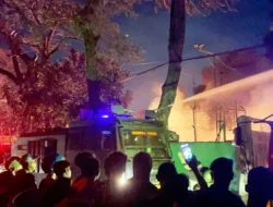 Mobil AWC Brimob Polda Sumut Dikerahkan Padamkan Kebakaran Hebat di PT Garuda Mas Perkasa
