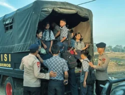Peduli Masa Depan, Brimob Polda Sumut Antar Anak Sekolah Terdampak Banjir Bandang di Batang Toru