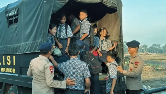 Peduli Masa Depan, Brimob Polda Sumut Antar Anak Sekolah Terdampak Banjir Bandang di Batang Toru