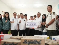 Pemkab Toba Serahkan Rp50 Juta Bantuan Sosial Korban Bencana Alam Tapteng