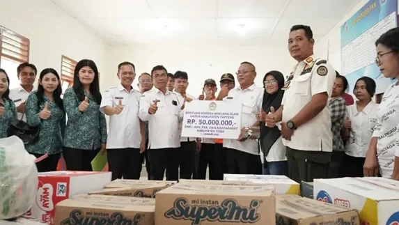 Pemkab Toba Serahkan Rp50 Juta Bantuan Sosial Korban Bencana Alam Tapteng