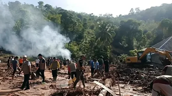 Percepat Pemulihan, Dinas Lingkungan Hidup Tapteng Gotong-royong bersama Komunitas Cendekia Kreatif Indonesia Sumut