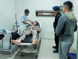 Personel Brimob Sumut Selamatkan Korban Laka Tunggal di Depan Mako