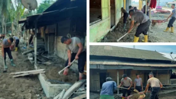 Polda Sumut Bantu Warga Bersihkan Rumah dari Lumpur Secara Bertahap