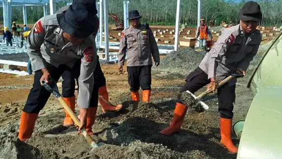 Polda Sumut Rajut Kembali Harapan Warga Batang Toru, Dari Puing Jadi Doa