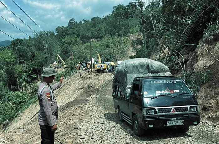 Polda Sumut Salurkan Bantuan Pendidikan, Sembako dan Air Bersih ke Warga Terdampak Bencana di Sibolga dan Tapteng