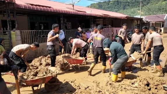 Polri Hadir Bersama Warga, Personel Polda Sumut Bersihkan Selokan dan Lingkungan di Tapteng