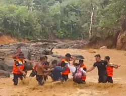 Polri Hadir Saat Darurat, Brimob Polda Sumut Evakuasi 45 Warga Terisolir Banjir di Tapteng