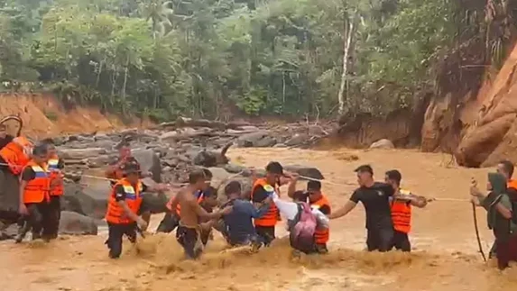 Polri Hadir Saat Darurat, Brimob Polda Sumut Evakuasi 45 Warga Terisolir Banjir di Tapteng