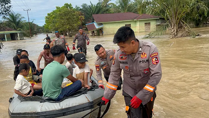 Polsatwa K-9 Alihkan Prioritas untuk Bantu Warga Terdampak Banjir di Tapsel