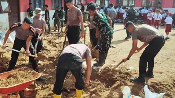 Sekolah Terdampak Bencana Dibersihkan, Brimob-TNI Percepat Pemulihan Pendidikan di Tapteng