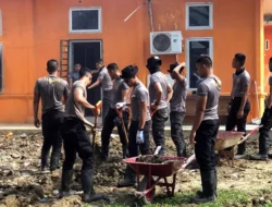 Taruna Akpol Bersihkan Dispora Aceh Tamiang
